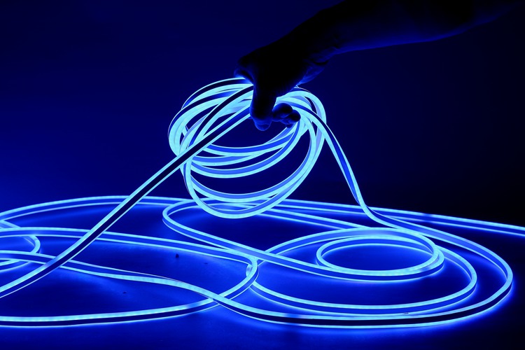 Tira de luz azul flexível de um lado